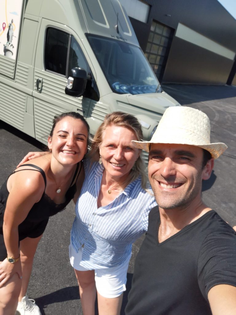 Photo d'une adhérente et de l'équipe Accès SAP lors des Rencontres Accès SAP 