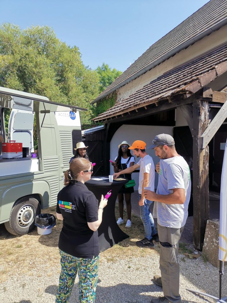 Photo de groupe avec l'UNEP, des adhérents et l'équipe Accès SAP 